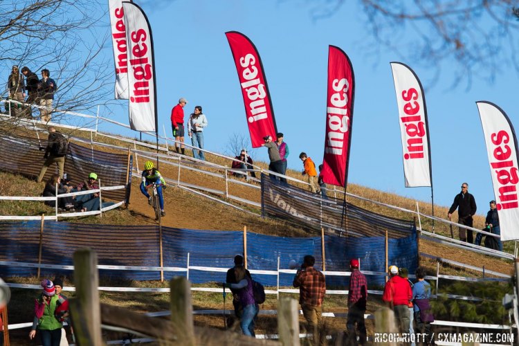 The Ingles Heckle Hill kept singlespeed racers on their toes. © R. Riott / Cyclocross Magazine
