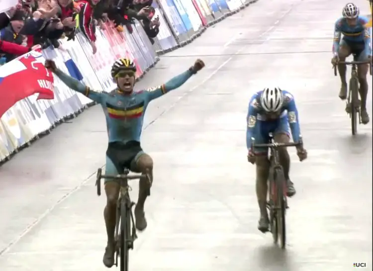 Eli Iserbyt sprints over Adam Toupalik to win the 2016 U23 Men's title. 