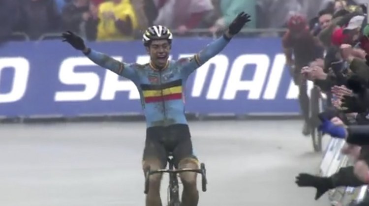 Wout van Aert takes the 2016 Cyclocross World Championships over Lars van der Haar