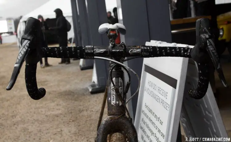 The bike’s cockpit consists of Zipp Service Course SL cockpit components. © Cyclocross Magazine