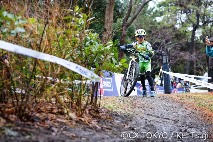 Smart riders know when it's time to run. 2016 Cyclocross Toko © Kei Tsuji