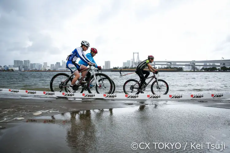 The scenery is unique at Cyclocross Tokyo. 2016 Cyclocross Toko © Kei Tsuji