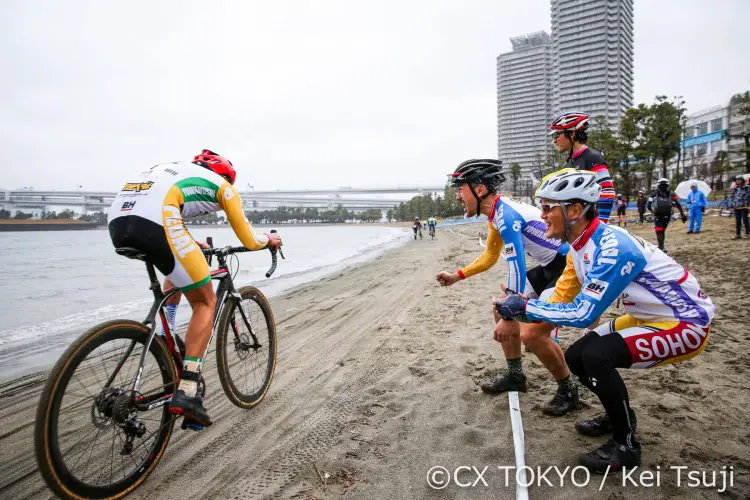 Cheering on friends. 2016 Cyclocross Toko © Kei Tsuji