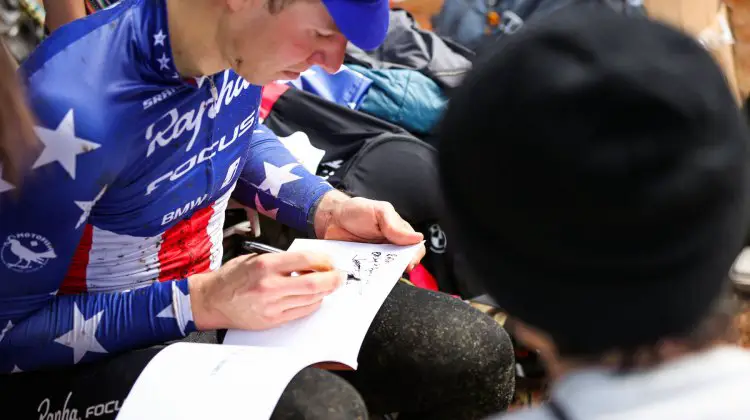 Jeremy Powers takes a minute for a fan. 2016 Cyclocross Toko © Kei Tsuji