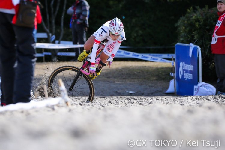 Sand catches everyone's front wheel from time-to-time, even the Japanese Women's National Champion Sakaguchi. © CX Tokyo / Kei Tsuji