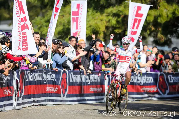 Japanese Women's National Champion Sakaguchi takes the victory. 2016 Cyclocross Toko © Kei Tsuji