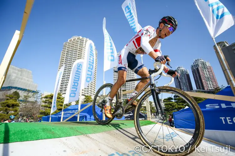 Yu Takenouchi comes off the flyover. 2016 Cyclocross Toko © Kei Tsuji