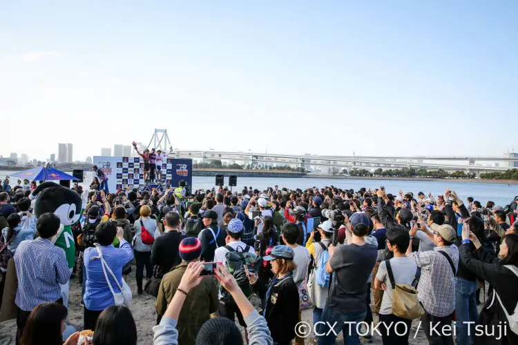 Large crowds on hand for the awards ceremony. 2016 Cyclocross Toko © Kei Tsuji