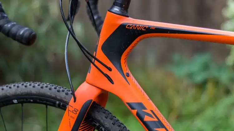Smooth contours and internal cable routing make the Canic a looker. © Clifford Yee / Cyclocross Magazine
