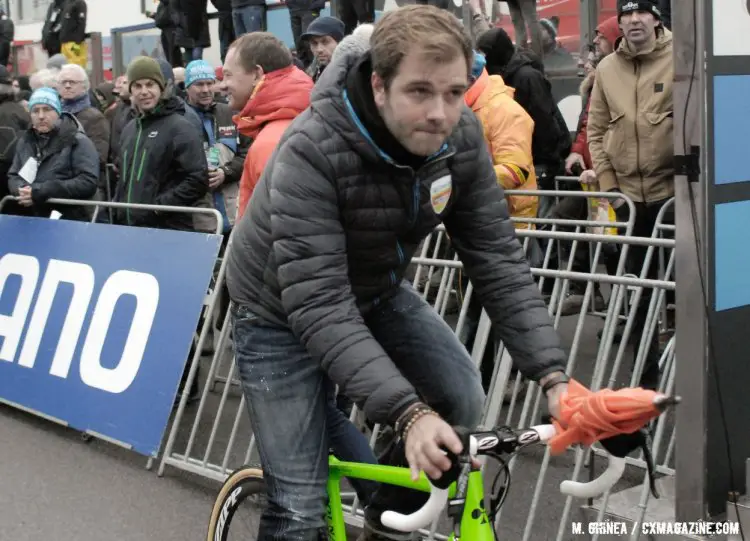 Niels Albert, carying an umbrella, casually pilots a new cyclocross offering from Colnago at the 2016 World Championships. © Mircea Andrei Ghinea / Cyclocross Magazine