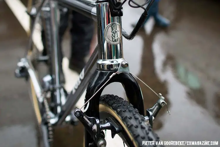The brushed head badge features the Toyo name written Kanji, which translates to English as “East Sea.” © Cyclocross Magazine