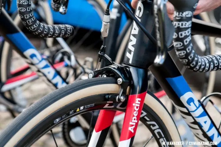 Lars van der Haar ran wide road rubber on his Giant TCR Advanced SL 0 necssitating the use of Shimano's BR-R561 non-series brake calipers. © Mario Vanacker / Cyclocross Magazine