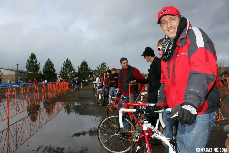 Tim Rutledge pitting for Logan Owen in Bend, Oregon while Owen races to his sixth straight Junior National Championship. © Cyclocross Magazine