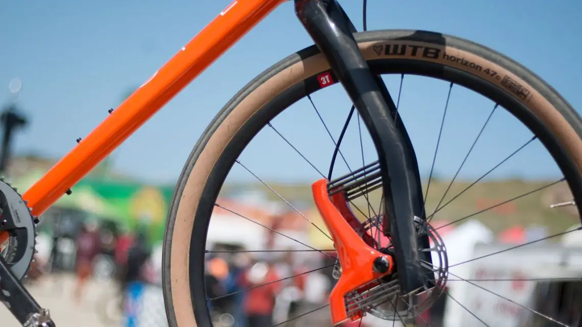 The Lauf Grit. 30mm of carbon sprung travel, 47mm rake, 409 axle-to-crown with 6mm sag. Sea Otter Classic 2016. © Andrew Yee / Cyclocross Magazine