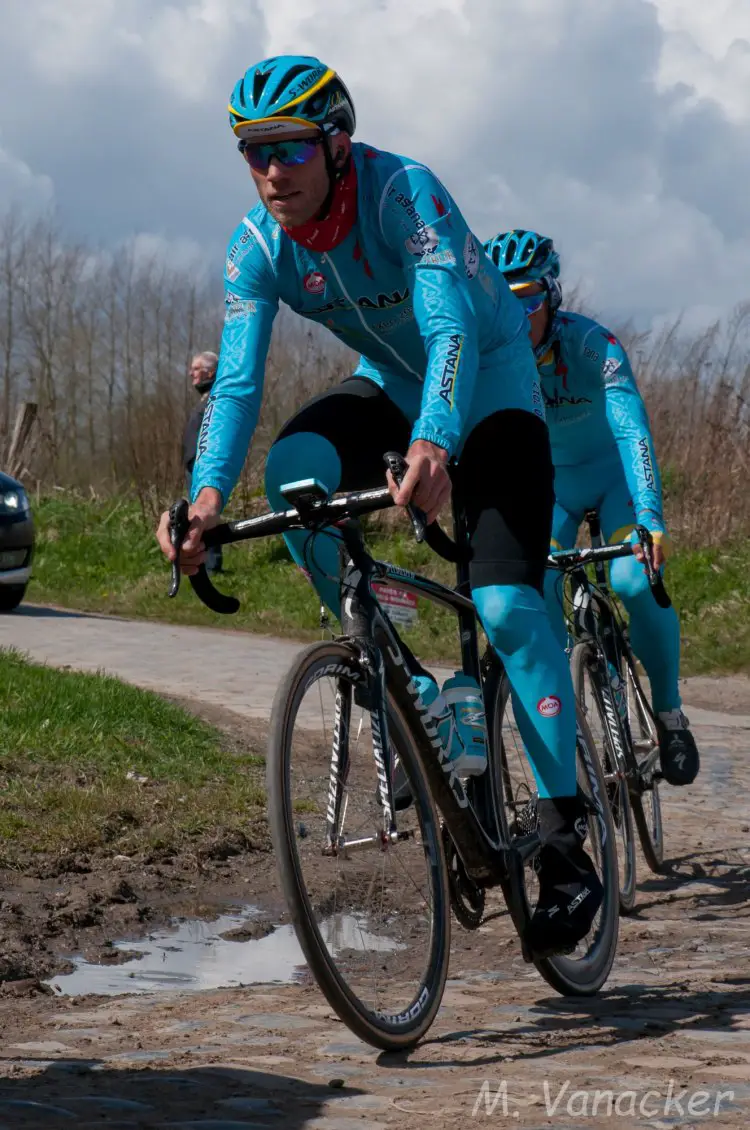 Lars Boom inspects the Paris-Roubaix course. © Mario Vanacker