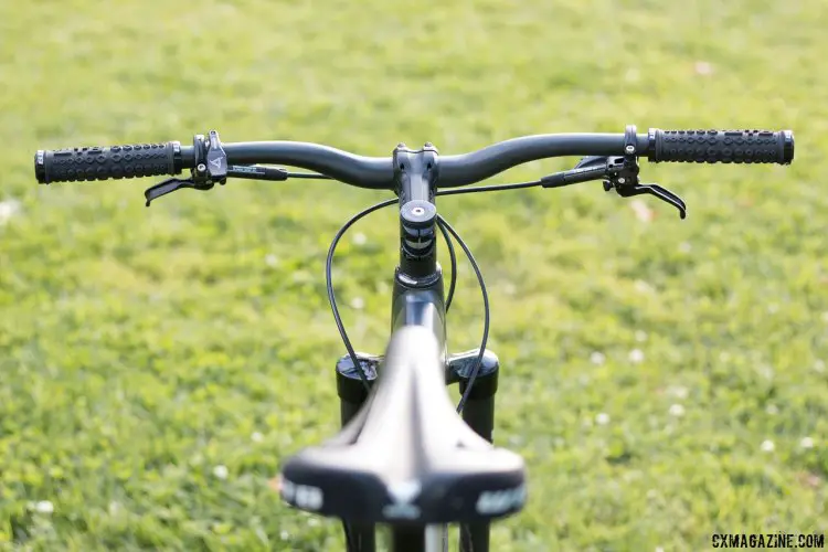 30mm rise, 720mm wide 3C riser bars give a mountain bike feel to the "urban moto" Coastline Cycle Co. The One SSRX 650b bike. © Cyclocross Magazine