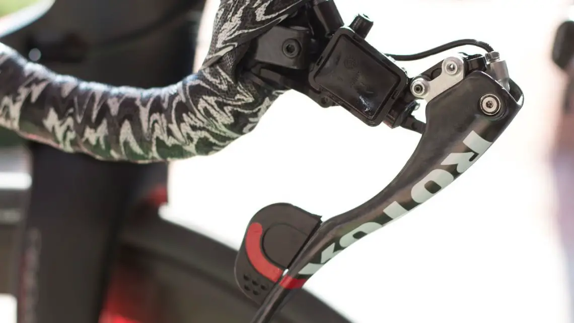 Rotor's Uno hydraulic shifters, underneath the cover. There's no tiny springs or cogs to jam should you endo in the sand pit. © Cyclocross Magazine