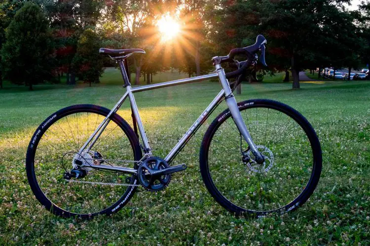 The Otso stainless steel Warakin drop bar cyclocross / gravel bike should be at home on the grass cyclocross course. © Cyclocross Magazine