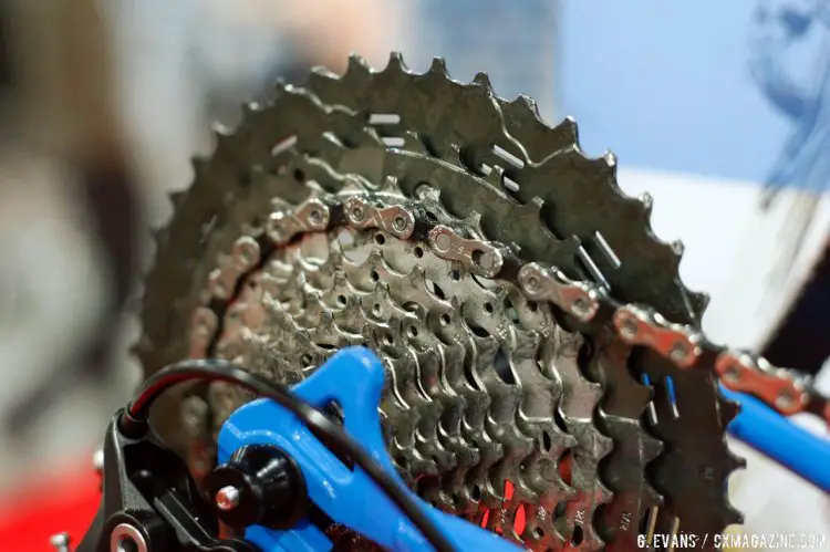 Chamfering can also be found on the corners of the outer plates, a trait that KMC claims helps reduce contact between the chain and the closely spaced cogs on 11 speed cassettes, as well as to prevent damaging the chain while shifting. © Cyclocross Magazine