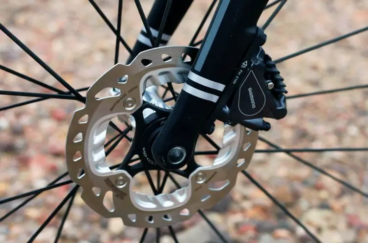 The fork accepts flat mount calipers and is spec'd with a 140mm Shimano Freeza Rotor. © Cyclocross Magazine