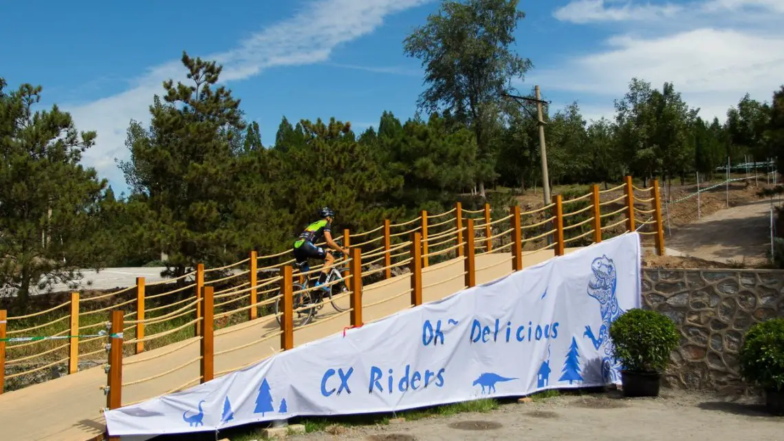 A bit of Jurassic Park here with a hungry Allosaurus, only with cyclocross bikes instead of SUVs. The Qiansen Trophy Cyclocross Race #2 in Fengtai Changxindian. © R. Riott / Cyclocross Magazine