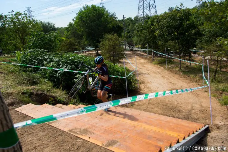 Stairs force several dismounts at the Qiansen Trophy Cyclocross Race #2 in Fengtai Changxindian. © R. Riott / Cyclocross Magazine