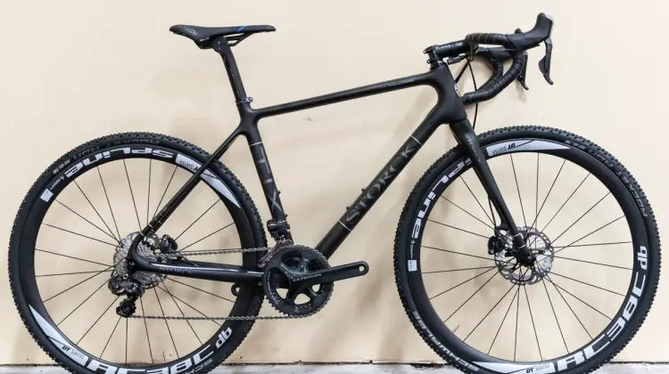 Storck's flagship TIX Platinum G-1 is equipped with a Shimano Ultegra 6850 Di2 drivetrain with R785 hydraulic disc brakes. It has clearance for 42mm tires with a frame weight of 890 grams.