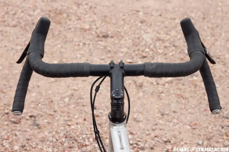 Oval’s new 44mm 725 dirt drop bars make an appearance on the Jari 1.1. The 725 bars are made from 7050 aluminum and feature a 25° flare and 4° out sweep. © Cyclocross Magazine