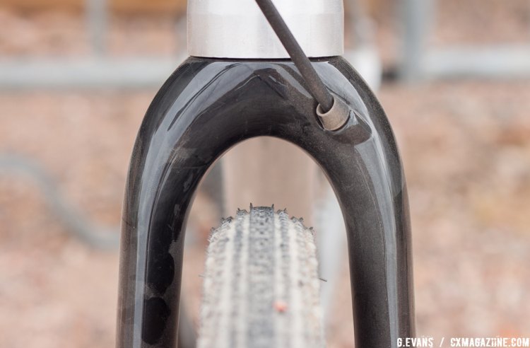 There is plenty of room for a fender on the Jari’s internally routed fork. © Cyclocross Magazine