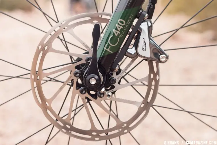 The Jari slows down with a set of SRAM Force HRD flat mount calipers and 160mm Centerline rotors. © Cyclocross Magazine