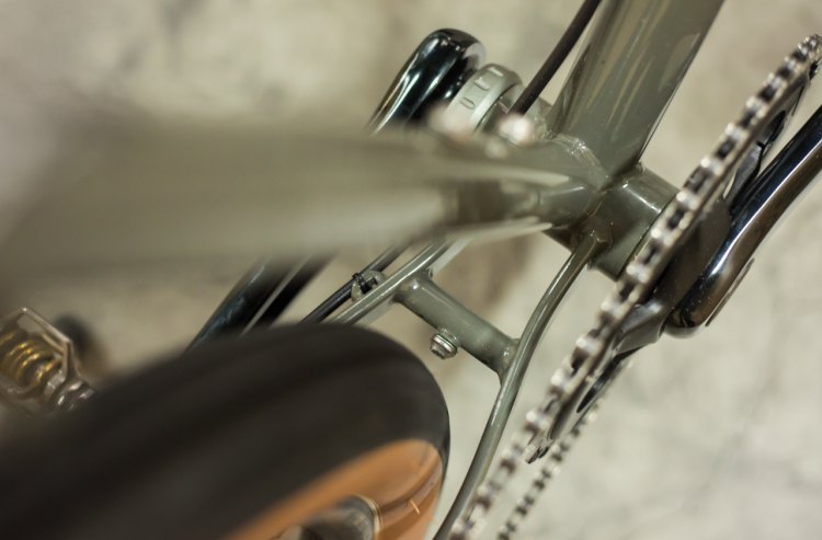 Fender clearance in the rear continues at the chainstay yoke, which integrates a fender eyelet for a more secure fit. © Cyclocross Magazine