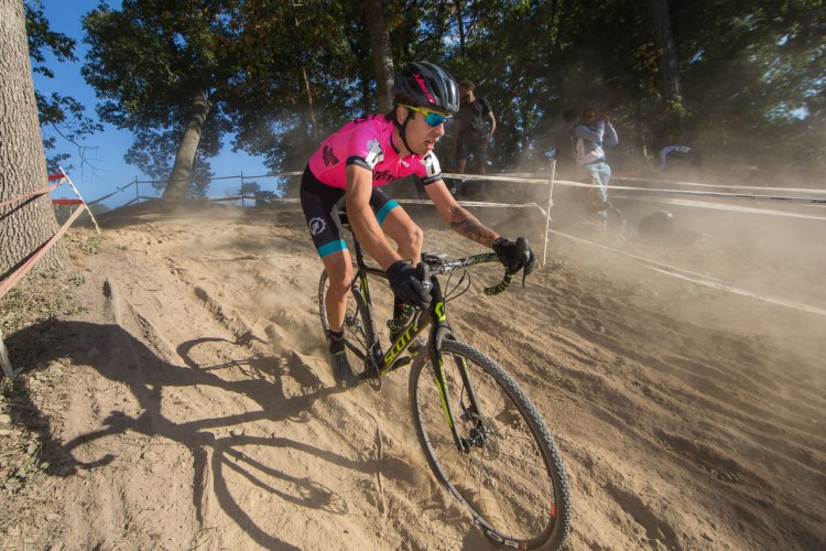 Cole Oberman descends the sandy hill on his tubeless-equipped Scott.