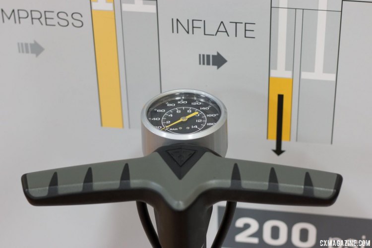 Topeak's Twin Turbo pump has a giant handle and top-mounted gauge. © Cyclocross Magazine