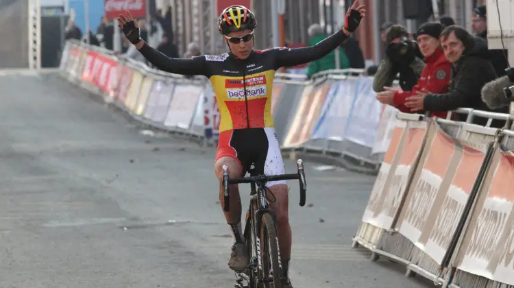 Sanne Cant takes the win for the Women's Race at the 2016 Jaarmarktcross in Niel. © B. Hazen / Cyclocross Magazine