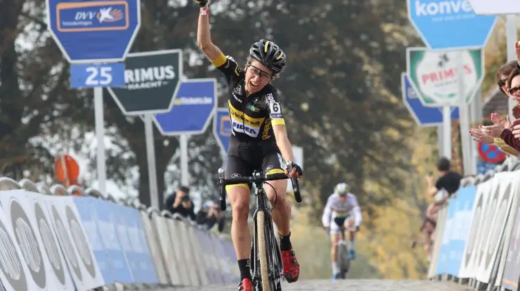 Jolien Verschueren celebrates her Koppenberg title defense. Elite Women. 2016 Koppenbergcross, DVV Verzekeringen Trofee Series race #2. © B. Hazen / Cyclocross Magazine