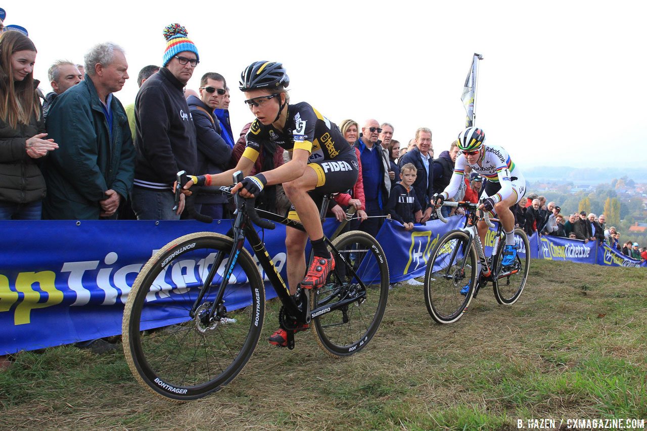 Jolien Verschueren leads Thalita de Jong. Elite Women. 2016 Koppenbergcross, DVV Verzekeringen Trofee Series race #2. © B. Hazen / Cyclocross Magazine