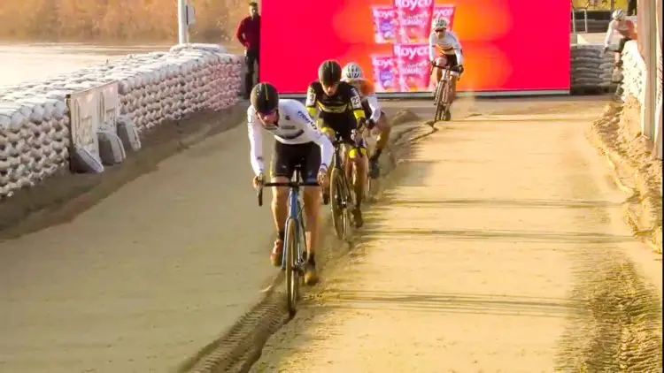 Toon Aerts follows the line in freshly-groomed sand at the 2016 Jaarmarktcross. 