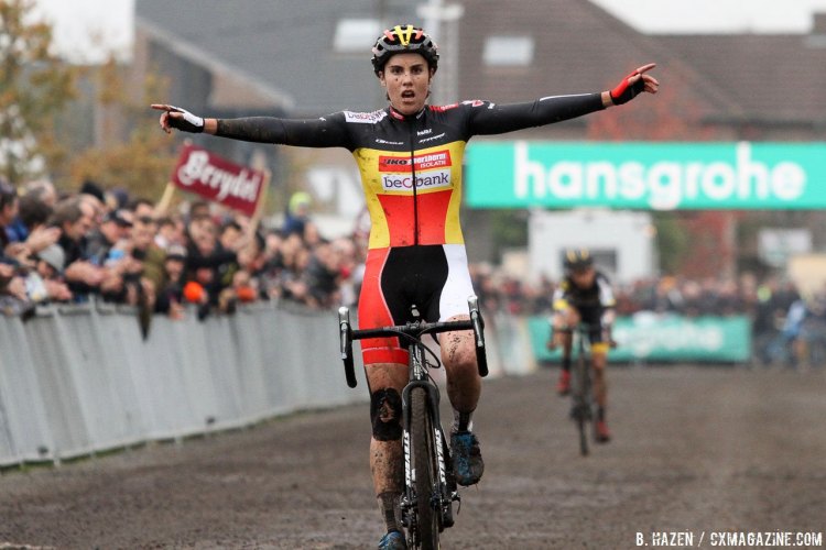 Sanne Cant flew to another Superprestige Win over Jolien Verschueren. © B. Hazen / Cyclocross Magazine