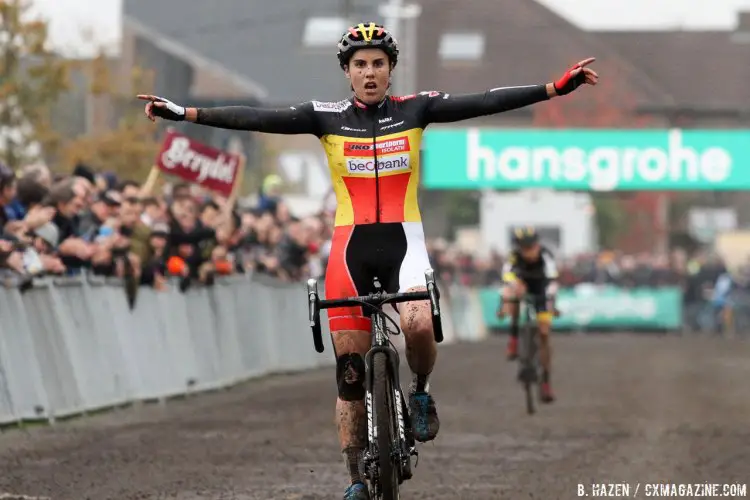 Sanne Cant flew to another Superprestige Win over Jolien Verschueren. © B. Hazen / Cyclocross Magazine