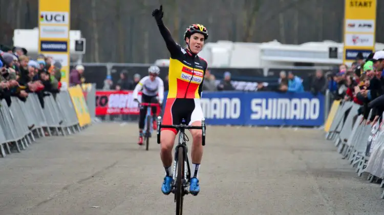 Sanne Cant victorious at the 2016 Cyclocross World Cup over Compton in Zeven, Germany © C. Jobb