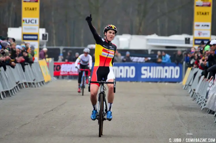 Sanne Cant victorious at the 2016 Cyclocross World Cup over Compton in Zeven, Germany © C. Jobb