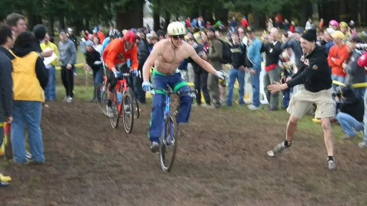 Adam Craig attempts another hand-up just before the line, but Barry Wicks (behind) seized the opportunity to squeak by. TBT: First annual Singlespeed Cyclocross World Championships - SSCXWC 2007. © S. Ransom / Cyclocross Magazine