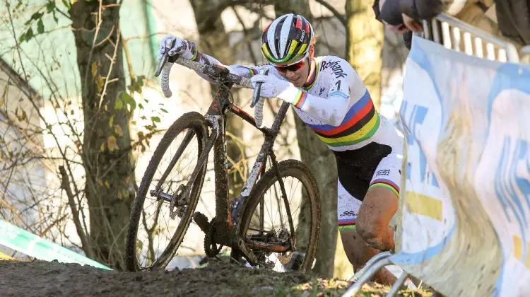 Thalita de Jong runs to victory. 2016 Hansgrohe Superprestige Spa-Francorchamps Women. © B. Hazen / Cyclocross Magazine