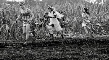 The top women sprint to find their bikes at the start. 2016 SSCXWC Women's Finals. © M. Estes / Cyclocross Magazine