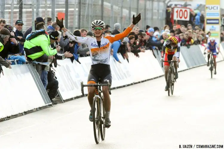 Marianne Vost takes the 2016 Heusden-Zolder Cyclocross World Cup, her second win in a row and third race of her comeback. Elite Women. © B. Hazen / Cyclocross Magazine