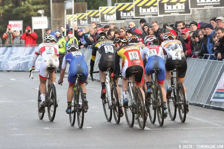 Lots of looking around and staying out of the wind on the paved sections of the 2016 Heusden-Zolder Cyclocross World Cup. Elite Women. © B. Hazen / Cyclocross Magazine