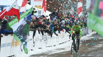 Stephen Hyde started slow but worked his way to the front in short order. He methodically built up a lead. Little did anyone know that he would need every second of that lead at the finish. 2017 Cyclocross National Championships, Elite Men. © A. Yee / Cyclocross Magazine