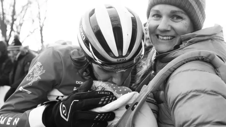 Jamey Driscoll gives his baby daughter a kiss at the finish line. 2017 Cyclocross National Championship, Elite Men. © C. Fegan-Kim / Cyclocross Magazine