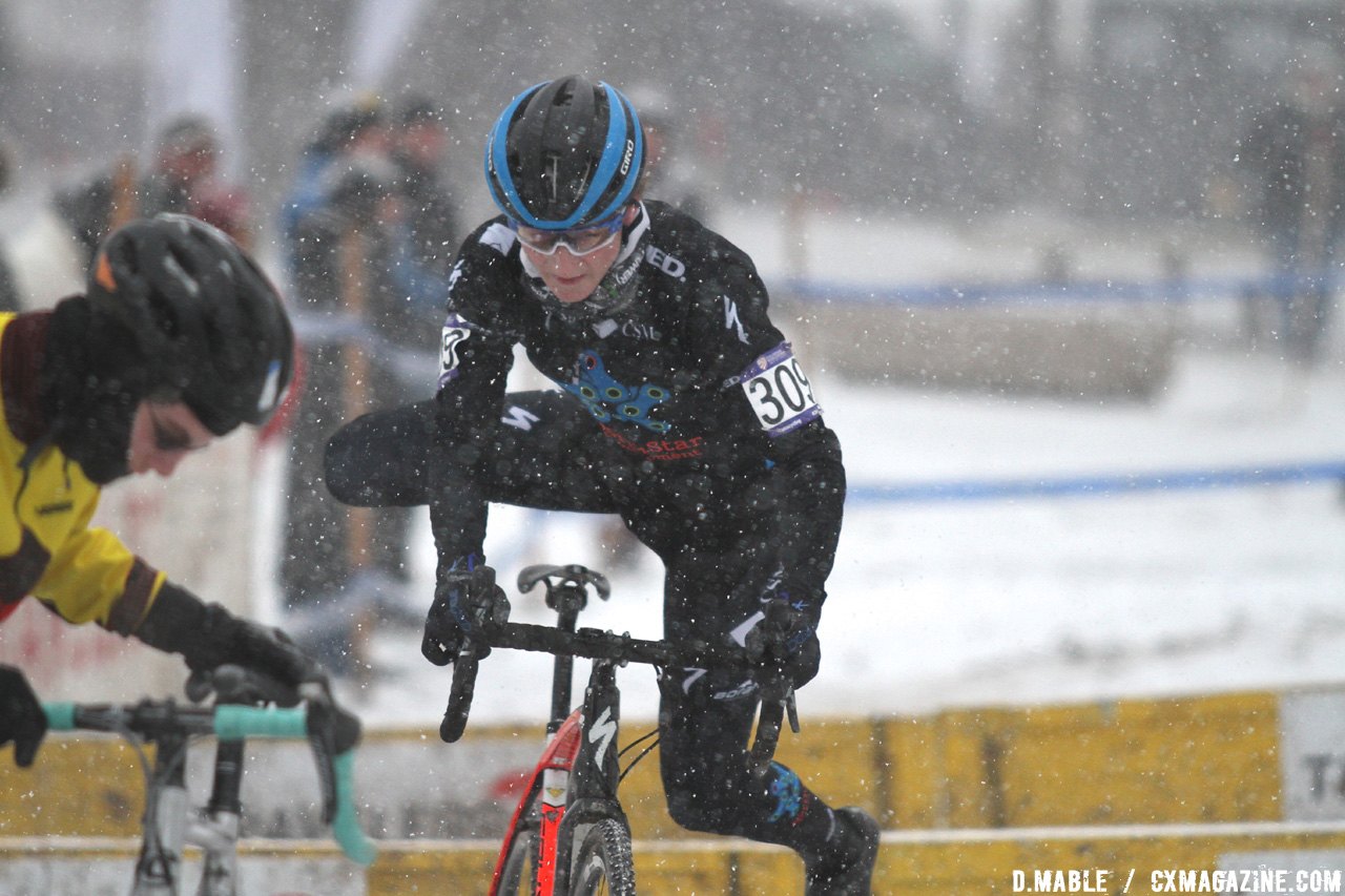 Nick Carter (Northstar Development Cycling) navigates through lapped traffic in the final laps. © D. Mable / Cyclocross Magazine