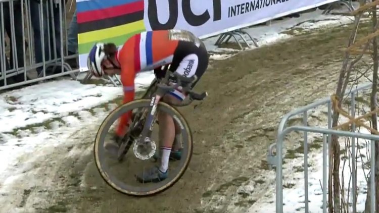 Marianne Vos dropped her chain inside the last lap. 